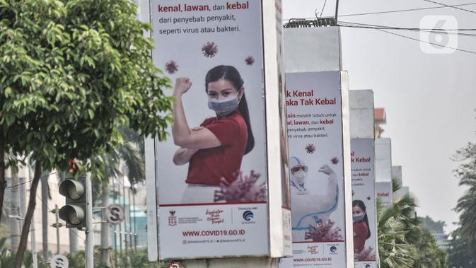 Deretan papan reklame sosialisasi vaksin Covid-19 yang terpasang di tiang pancang proyek monorel, Senayan, Jakarta, Selasa (17/11/2020). Seperti diketahui, Presiden Joko Widodo mengatakan vaksin Covid-19 akan tiba di Indonesia pada akhir November 2020. (merdeka.com/Iqbal S Nugroho)
