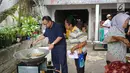 Cagub Jateng nomor urut dua Sudirman Said meninjau posko banjir saat blusukan di Tegal, Jawa Tengah, Kamis (15/2). Mentan Menteri ESDM tersebut juga mendatangi rumah-rumah warga yang tergenang banjir. (Liputan6.com/Fajar Eko Nugroho)