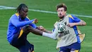 Pemain Inter Milan, Yann Bisseck, berebut bola dengan Francesco Acerbi saat sesi latihan jelang partai puncak Liga Champions di Stadion Allianz Arena, Munchen, Jumat (30/5/2025). (AP Photo/Matthias Schrader)