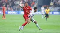 Pemain Persija Jakarta,&nbsp;Eksel Runtukahu (kiri) berduel dengan pemain Persita Tangerang, Mario Jardel&nbsp;pada pertandingan pekan perdana BRI Super League 2025/2026 di Jakarta International Stadium, Minggu (10/8/2025). (Bola.com/M. Iqbal Ichsan)