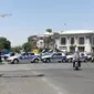 Sejumlah mobil polisi berdatangan usai terjadi penyerangan bersenjata di parlemen Iran,  Rabu (7/6). Tiga pria bersenjata dilaporkan melakukan penyerangan di dalam gedung parlemen Iran dengan menggunakan senjata api. (AFP/ATTA KENARE)