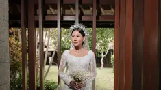 Gaun pengantin Shenina menggabungkan elemen tradisional dan modern dengan sempurna. Detail payet yang cantik menambah kesan elegan pada busana tersebut. Tidak hanya itu, Shenina juga mengenakan mahkota berwarna silver yang membuatnya terlihat seperti putri raja. (Liputan6.com/IG/@sheninacinnamon)