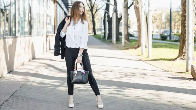 10 Mix and Match Kemeja Putih yang Stylish, Cocok Dicoba untuk Berbagai Acara