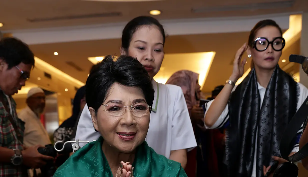 Titiek Puspa harus mendapatkan perawatan beberapa hari di rumah sakit lantaran sebelumnya ia merasakan sesak. Rupanya Titiek Puspa memang sejak dahulu sudah mendapatkan sakit turunan dari orangtuanya. (Andy Masela/Bintang.com)