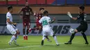 Gelandang Borneo FC, M. Sihran Amarullah (tengah) mencetak gol pertama timnya ke gawang Persebaya Surabaya dalam laga pekan pertama BRI Liga 1 2021/2022 di Stadion Wibawa Mukti, Cikarang, Sabtu (04/09/2021). (Foto: Bola.com/Bagaskara Lazuardi)