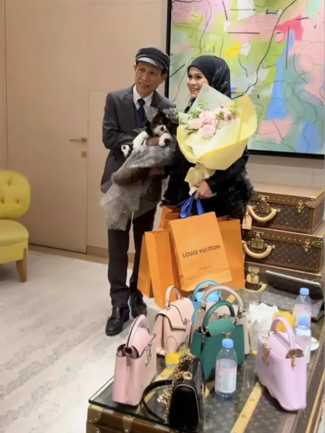 Kucing Ini Selalu Dikado Barang Mewah