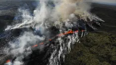 Foto udara yang diambil pada 10 Juli 2023 ini menunjukkan asap mengepul dari lahar yang mengalir selama letusan gunung berapi di dekat Litli Hrutur, barat daya Reykjavik di Islandia. (AFP/Kristinn Magnusson/Iceland Out)