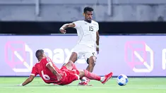 Ricky Kambuaya menjadi salah satu pemain Timnas Indonesia yang tampil mencolok pada pertandingan ini. Sejak babak pertama, gelandang Dewa United ini dipasang sebagai gelandang serang oleh Patrick Kluivert. (Bola.com/Abdul Aziz)