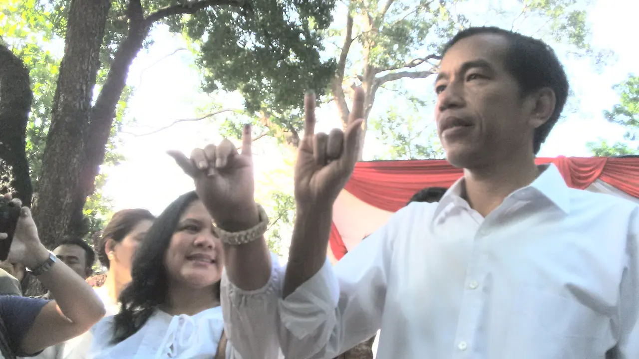 Dikawal 6 Polisi, Jokowi dan Istri Nyoblos di TPS Taman Suropati