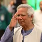 Peraih hadiah Nobel Perdamaian, Muhammad Yunus (kiri) sesaat sebelum diambil sumpahnya untuk memimpin pemerintahan sementara Bangladesh sebagai penasihat utama, pada hari Kamis (8/8/2024) malam. (MUNIR UZ ZAMAN/AFP)