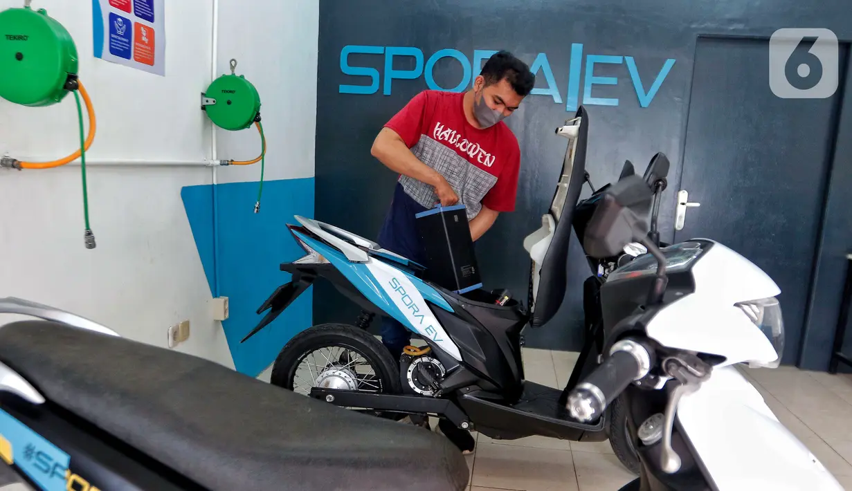 Mekanik melakukan pengecekan akhir komponen listrik sebuah sepeda motor konvensional atau motor berbahan bakar bensin menjadi motor listrik di SporaEV Bintaro, Tangerang Selatan, Banten, Kamis (9/3/2023). Selain memberikan subsidi sebesar Rp 7 juta untuk pembelian sepeda motor listrik baru, pemerintah juga memberikan subsidi sama bagi masyarakat yang mengonversi sepeda motor konvensionalnya menjadi motor listrik. (Liputan6.com/Angga Yuniar)