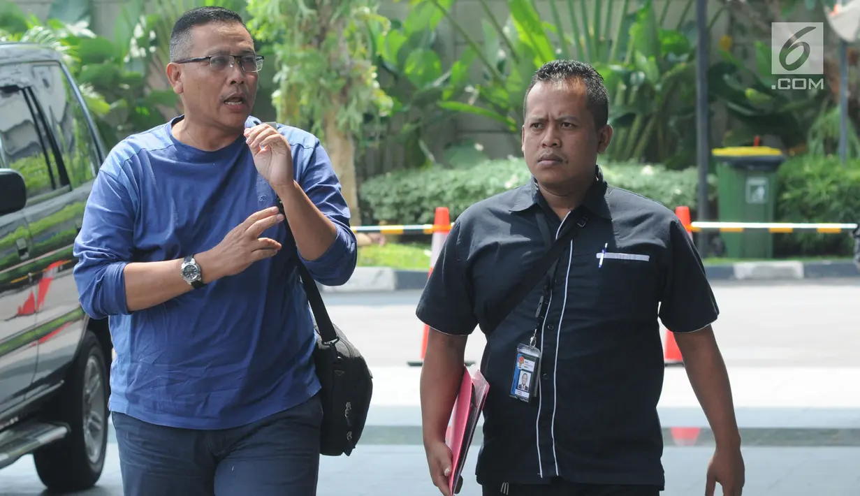 Terpidana mantan Kepala Pusat Data dan Sistem Informasi Sekretariat Jenderal Kemendagri, Dudy Jocom (kiri) tiba untuk menjalani pemeriksaan di Gedung KPK, Jakarta, Kamis (9/5/2019). Dudy diperiksa sebagai saksi dalam kasus dugaan korupsi proyek kampus IPDN di Kab. Gowa. (merdeka.com/Dwi Narwoko)