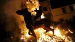 Seorang pria mengendarai kuda melintas kobaran api selama perayaan " Luminarias " di desa San Bartolome de Pinare, Spanyol, (16/1). Luminarias adalah suatu perayaan agama tahunan yang digelar setiap malam di hari Saint Anthony. (REUTERS / Susana Vera)