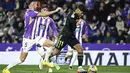 Penyerang Real Madrird Marco Asensio ditantang oleh bek Real Valladolid Javi Sanchez dalam duel pekan ke-15 La Liga 2022/23 di Stadion Nuevo Jose Zorrilla, Valladolid, Sabtu (31/12/2022) dini hari WIB. Madrid mengoleksi nilai 38 dari 15 laga, unggul satu angka dari Barcelona yang baru menjalani 14 pertandingan. (AP Photo/Pablo Garcia)