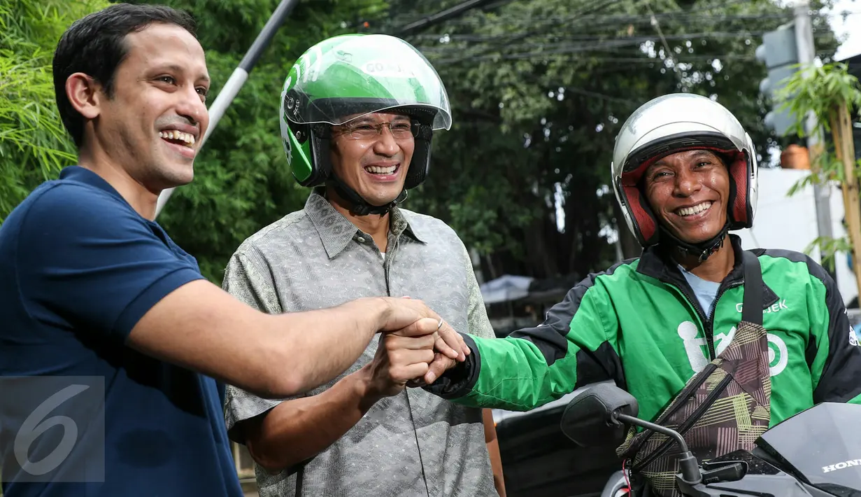 Balon Gubernur DKI Jakarta Sandiaga Uno (tengah) bersama CEO Gojek Nadiem Makarim (kiri), kantor Gojek, Jakarta, (1/3). Sandiaga Uno memuji terobosan Nadiem Makarim menciptakan lapangan kerja dan solusi kemacetan Jakarta. (Liputan6.com/Yoppy Renato)