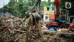 Petugas Dinas Kebersihan DKI Jakarta menggunakan alat berat untuk membersihkan sampah di Pintu Air Manggarai, Jakarta, Senin (10/10/2022). Hujan lebat yang mengguyur wilayah Bogor dan sekitarnya menyebabkan debit air Sungai Ciliwung meningkat dan menghanyutkan sampah ke Pintu Air Manggarai. (Liputan6.com/Faizal Fanani)