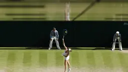 Petenis Rusia, Maria Sharapova, melancarkan servis ke arah Serena Williams dalam semifinal tunggal putri Turnamen Tenis Wimbledon di London, Inggris. (9/7/2015). (REUTERS/Suzanne Plunkett)