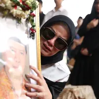 Pemakaman Ayah Olla Ramlan