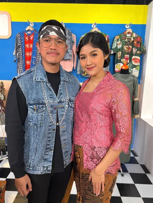 Lain dari yang lain, kali ini Kaesang tampil rock&roll. Kaesang dengan kaus hitam lengan panjang yang dilapisi dengan vest jeans, celana jeans hitam, lengkap dengan buff yang diikatkan di kepalanya, kacamata besar, dan kalung rantai. Sedangkan Erina tampil cantik dengan kebaya brokat tradisional bernuansa keunguan dan kain batik sebagai bawahannya. Foto: Instagram.