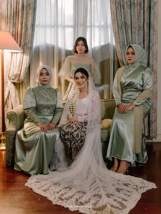 <p>Bahan satin tampaknya menjadi pilihan populer untuk busana bridesmaid. Pada pernikahan Fay Nabila pun bridesmaid menggunakan dress satin dengan warna sage green yang menjadi trend warna pada lebaran 2023 lalu. [Instagram/faynabilalxndr] Penulis: Mufiidaanaiilaa A.S</p>