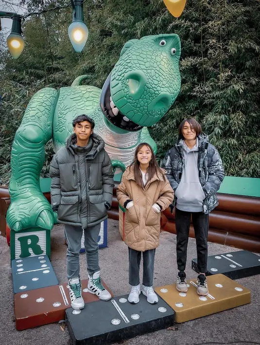 Donna Agnesia dan Darius Sinathrya beserta anak-anak (Instagram/dagnesia)