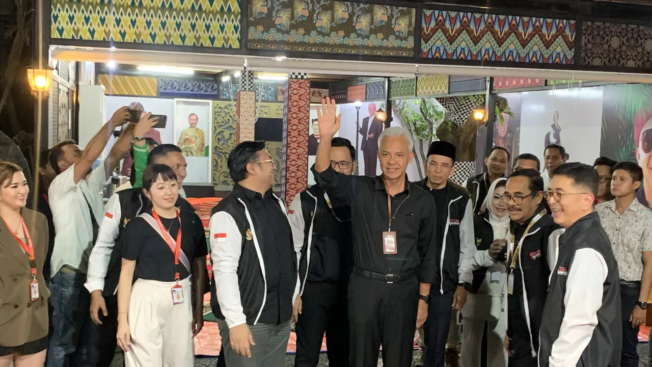 Calon presiden dan wakil presiden Ganjar Pranowo-Mahfud Md melakukan salat magrib bersama sebelum menuju Kantor KPU RI untuk melakukan pengundian nomor urut, Selasa (14/11/2023).