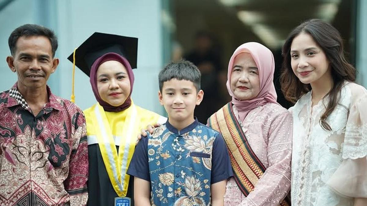 6 Gaya Nagita Slavina Hadir di Wisuda Mbak Lala Pengasuh Rafathar, Padukan Baju Desainer Lokal dengan Tas Chanel Ratusan Juta