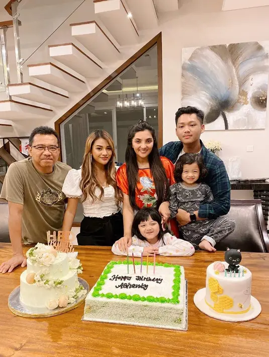 Namun, tidak sedikit desainer yang menilai penampilan Anang Hermansyah kurang menarik, bahkan seperti mas-mas. Meskipun begitu, banyak juga yang memuji gaya OOTD sederhana keluarga Anang-Ashanty yang super stylish. (Liputan6.com/IG/ananghijau)
