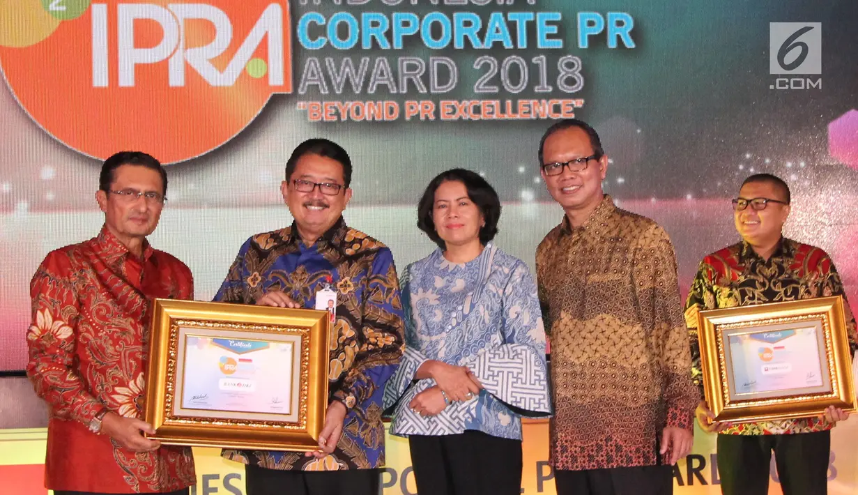 Direktur Bisnis Bank DKI, Antonius W. Mulyono (kedua dari kiri) menerima penghargaan Indonesia Corporate PR Award 2018 kategori Top 8 Popular Company in Banking Sector dari Fadel Muhammad di Jakarta, (24/08). (Liputan6.com/HO/Budi)