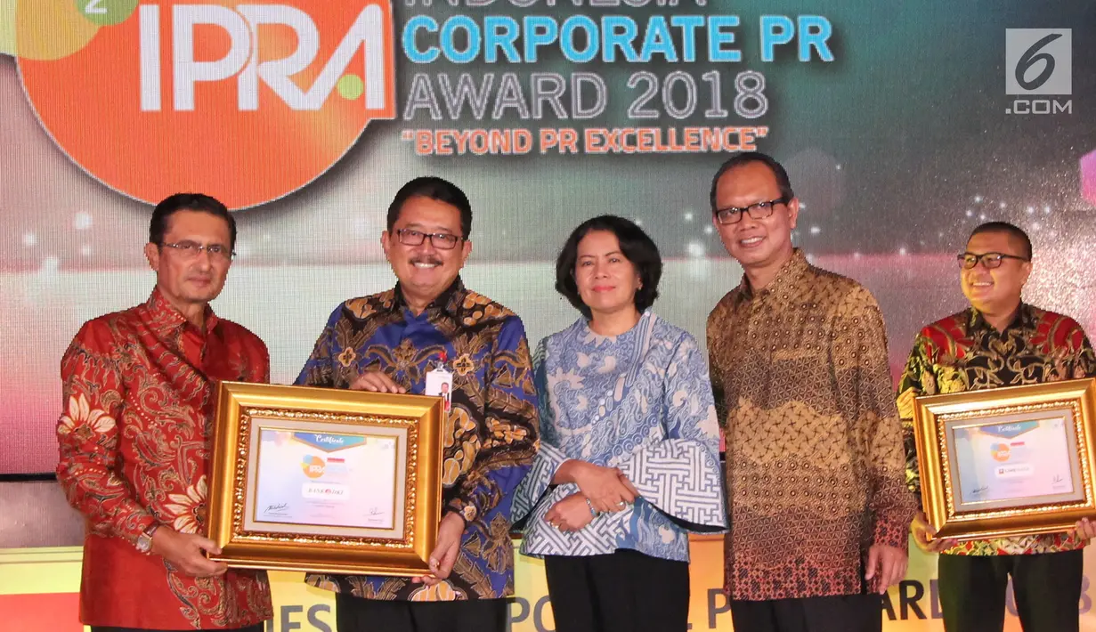 Direktur Bisnis Bank DKI, Antonius W. Mulyono (kedua dari kiri) menerima penghargaan Indonesia Corporate PR Award 2018 kategori Top 8 Popular Company in Banking Sector dari Fadel Muhammad di Jakarta, (24/08). (Liputan6.com/HO/Budi)