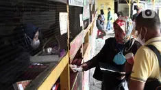 Sejumlah calon penumpang membeli tiket bus di Terminal Lebak Bulus, Jakarta, Senin (5/9/2022). PO Bus Antar Kota Antar Provinsi (AKAP) mengatakan harga tiket naik berkisar 15 - 20 persen akibat kenaikan harga bahan bakar minyak (BBM). (Liputan6.com/Herman Zakharia)