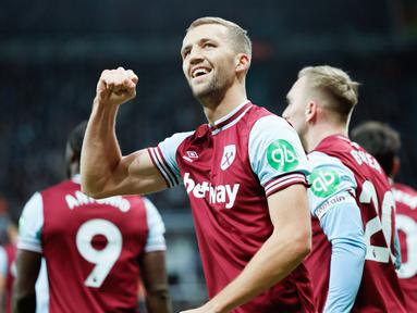 Pemain West Ham United, Tomas Soucek, melakukan selebrasi setelah mencetak gol ke gawang Newcastle United pada laga Liga Inggris di Stadion St. James Park, Selasa, (26/11/2024). (Richard Sellers/PA via AP)