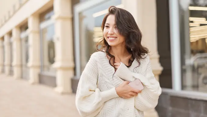 perempuan dan november pemalu menawan