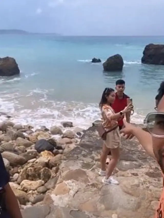 Diajak Liburan Bareng, Ini 6 Potret Terbaru Dimas Penjual Bakso Mirip Raffi Ahmad