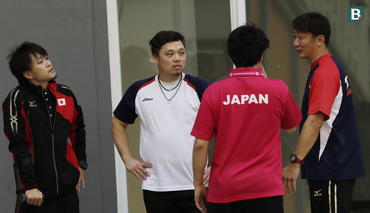 Atlet Asian Para Games Jepang saat berada di Wisma Atlet, Kemayoran, Jakarta, Rabu (03/10/2018). Menjelang sore hari, para atlet melakukan berbagai aktifitas mulai dari berolahraga, memotret, bermain biliar hingga keliling wisma. (Bola.com/M Iqbal Ichsan)