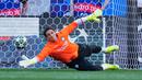 Kiper Inter Milan, Yann Sommer, berusaha menghalau bola saat sesi latihan jelang laga melawan PSG pada partai final Liga Champions di Stadion di Allianz Arena, Munchen. (AP Photo/Matthias Schrader)