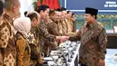 Presiden Prabowo Subianto saat menyalami Menteri Pariwisata Indonesia, Widiyanti Putri Wardhana sesaat sebelum menggelar Sidang Kabinet Paripurna di Istana Negara Jakarta, Senin (20/10/2025). (Biro Pers Istana Kepresidenan)