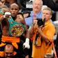 Floyd Mayweather Jr. merayakan kemenangan atas Victor Ortiz dengan KO ronde 4 untuk merebut gelar juara dunia Kelas Welter WBC. 17 September 2011. (AFP).