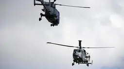 Dua helikopter Black Cats dari angkatan laut Inggris ikut ambil bagian dalam acara Malta Internasional Airshow 2015 di Bandara Internasional Malta, Valletta, Minggu (27/9). (REUTERS/Darrin Zammit Lupi)