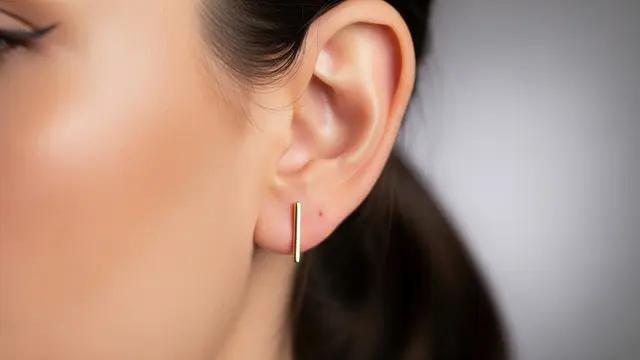 Anting emas yang ringan untuk wanita aktif dan tidak membuat telinga pegal model geometris minimalis