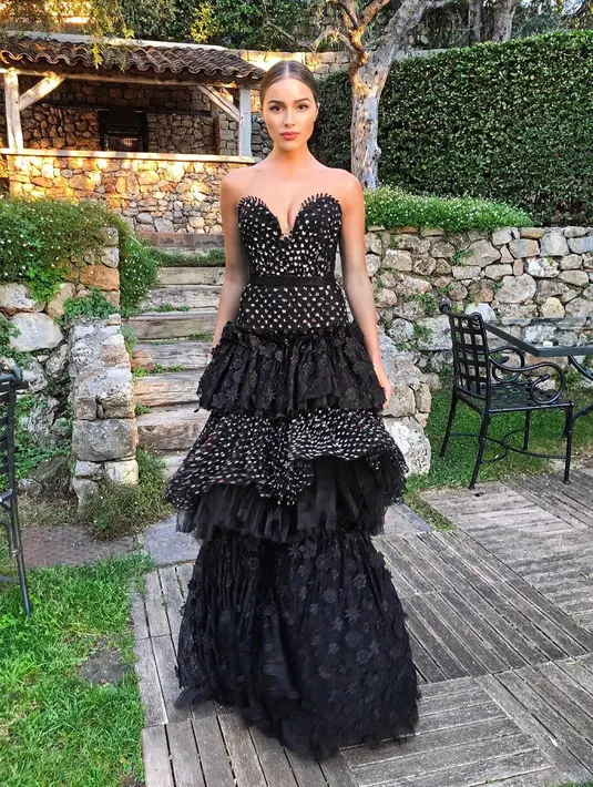 Kini Olivia Culpo sejajar dengan Miley Cyrus, Olivia WIlde, Taylor Swift, dan Haley Baldwin yang menyandang gelar wanita terseksi.(Liputan6.com/Instagram/oliviaculpo)