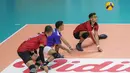 Doni Haryono (kanan) tampil apik bagi Bogor LavAni berkat ketenangannya dalam bermain. Peraih medali emas SEA Games 2019 tersebut meraih poin beruntun dari spike tajam dan ace yang membuat LavAni memperlebar keunggulan atas Jakarta BNI 46. (Bola.com/Bagaskara Lazuardi)