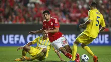 Penyerang Benfica, Goncalo Guedes (tengah) sedang beraksi untuk menghindari dari tekanan gelandang Astana, Dmitri Shomko (kiri) dan Marin Anicic, pada laga Grup C Liga Champions, di Luz Stadium, Lisbon (15/9/2016). 