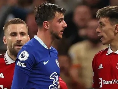 Pemain MU, Lisandro Martinez (kanan), terlibat perselisihan dengan pemain Chelsea, Mason Mount, pertandingan Liga Inggris 2022/2023 antara Chelsea dan Manchester United yang berlangsung di Stamford Bridge, Sabtu (22/10/2022). (AFP/Adrian Dennis)