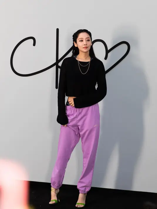 Cha Joo Young juga tidak kalah menawan dengan crop long sleeve transparan dan sweatpants lilac [@dailyfashion_news]