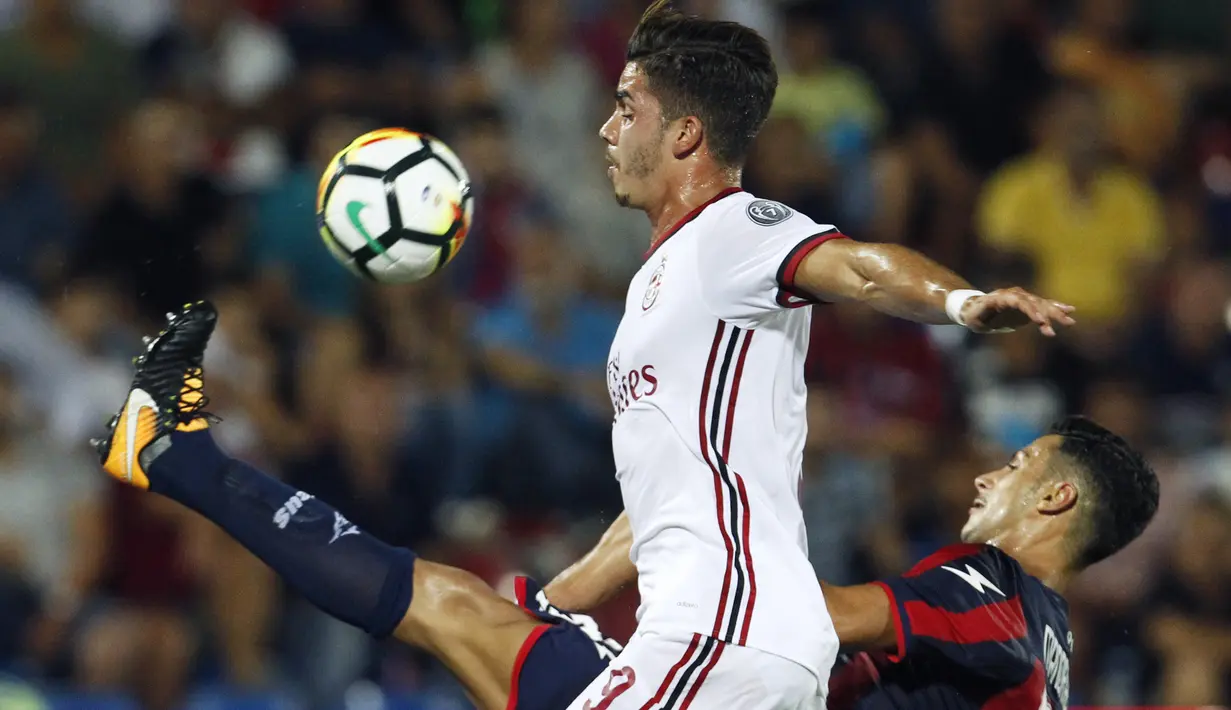 Duel pemain AC Milan, Andre Silva (kiri) dengan pemain FC Crotone pada lanjutan Serie A di Ezio Scida Stadium, (20/8/2017). Milan menang 3-0. (AFP/ Carlo Hermann)