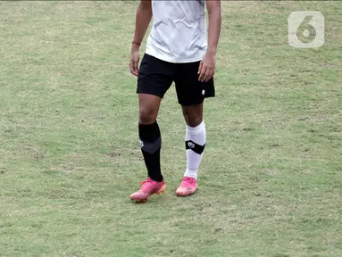 Pesepakbola Timnas U-19 Indonesia menggunakan kaos kaki yang berbeda saat latihan di Lapangan A Gelora Bung Karno, Jakarta, Selasa (30/8/2022). Pelatih Shin Tae-yong menjelaskan, penggunaan kaos kaki yang berbeda (putih untuk kaki kiri dan hitam untuk kaki kanan) dimaksudkan untuk memantau kekuatan dan kelemahan kaki pemain. (Liputan6.com/Helmi Fithriansyah)