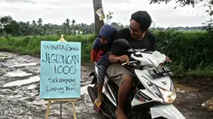 Mereka berharap mendapat perhatian dari pejabat setempat untuk perbaiki jalan yang rusak ini.