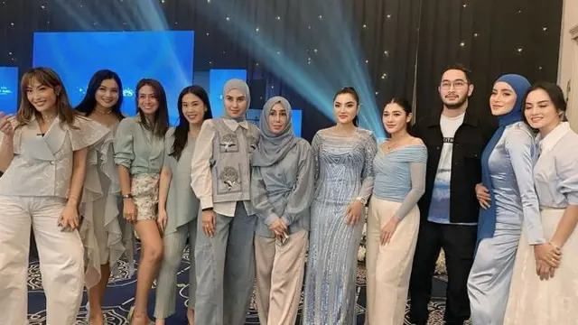 Deretan Artis yang Hadir di Launching Produk Skincare Ashanty, Kompak dengan Outfit Serba Biru (credit: instagram/amy_r_qanita)