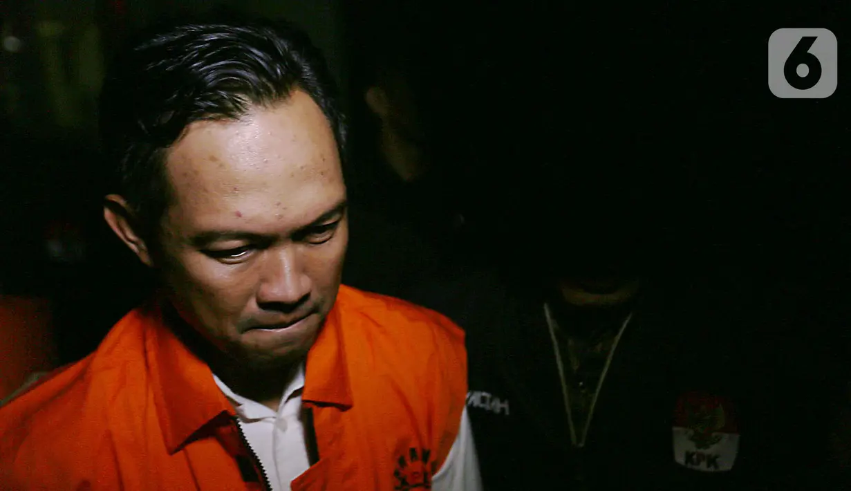 Bupati Cilacap, Jawa Tengah, Syamsul Auliya Rachman saat digiring petugas menuju mobil tahanan di Gedung Merah Putih Komisi Pemberantasan Korupsi (KPK), Jakarta, Sabtu (14/3/2026). Komisi Pemberantasan Korupsi (KPK) resmi menahan dua tersangka terkait dugaan pemerasan dan penerimaan lainnya di lingkungan Pemerintah Kabupaten Cilacap, Jawa Tengah. (Liputan6.com/Helmi Fithriansyah)